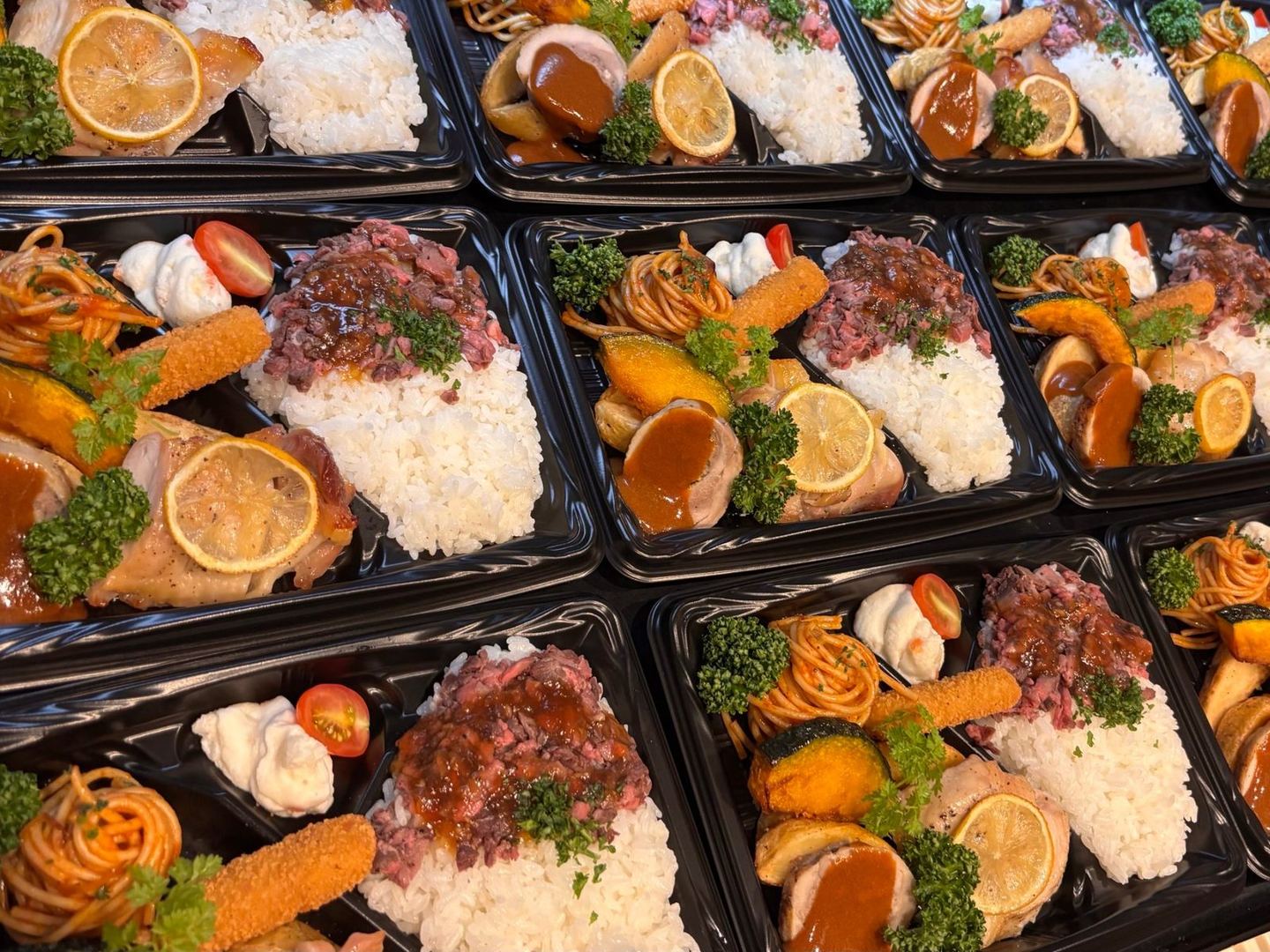 会議用に並べたCasa Kの洋食弁当