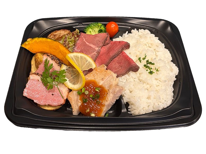 ローストビーフと肉料理を盛り合わせたCasa Kの洋食弁当