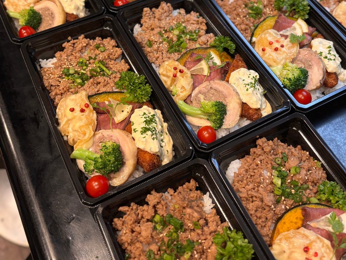まとめて納品するために並べたお弁当